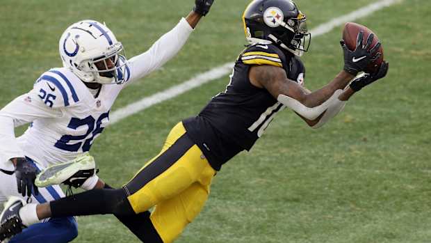 Pittsburgh Steelers wide receiver Diontae Johnson catches a touchdown pass in Sunday's 28-24 comeback win over the Indianapolis Colts at Heinz Field.